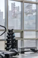 시티뷰가 펼쳐지는 모던 피트니스센터 인테리어